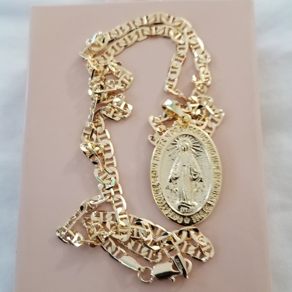 Virgin Mary medallion necklace. 18k GF chain,New - Picture 5 of 5